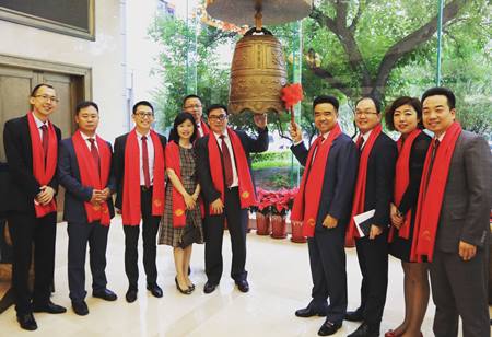 正保育才管理层笑逐颜开,敲响上市钟声