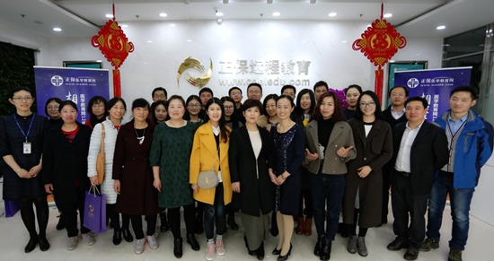 网校名师与到场学员合影