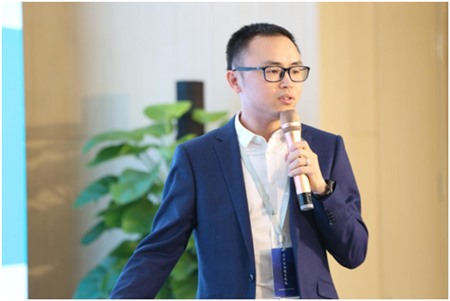 正保远程教育副总裁、乐渔双师教育总经理王良诚发表演讲